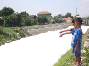 Sungai di Sidoarjo Mendadak Berbuih dan Berbusa