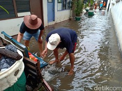 Tak Ada Pompa Air, Ini Cara Petugas Bikin Banjir di Kebayoran Baru Surut