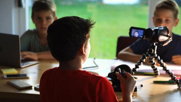 Ilustrasi anak main gadget