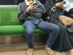 Bukan Cuma Duduk Ngangkang, 5 Posisi Duduk Ini Juga Terlarang di KRL