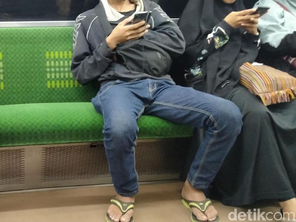 Kenapa Cowok-cowok di KRL kalau Duduk Suka Ngangkang? Kenapa Cowok-cowok di KRL kalau Duduk Suka Ngangkang?