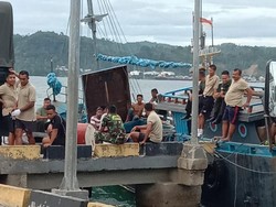 Misteri Kapal Hilang di Laut Maluku, 8 Drum Avtur dan PDH TNI Ditemukan