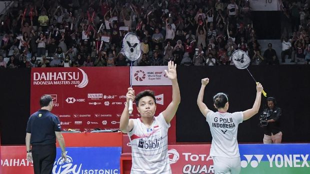 GREYSIA/APRIYANI LOLOS KE FINAL Pebulu tangkis ganda putri Indonesia Apriyani Rahayu (kedua kanan) dan Greysia Polii (kanan) berselebrasi usai mengalahkan lawannya asal Korea Selatan Kim So Yeong dan Kong Hee Yong dalam pertandingan babak semi final Daihatsu Indonesia Masters 2020 di Istora Senayan, Jakarta, Sabtu (18/1/2020). Greysia dan Apriyani menang dengan skor 21-19 dan 21-15. ANTARA FOTO/Galih Pradipta/pd