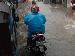 Kemang Utara Terendam Banjir, Lalu Lintas Terganggu