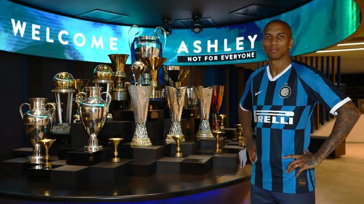 Ashley Young resmi berseragam Inter Milan (Foto: Twitter.com/Inter_En)