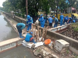 Sempat Bocor, Tanggul Air di Tanjung Duren Jakbar Diperbaiki