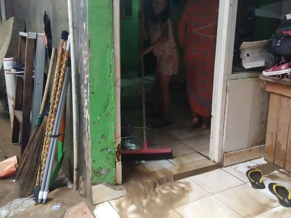 Banjir Terjadi di Rawajati Jaksel, Rumah Warga Kemasukan Air