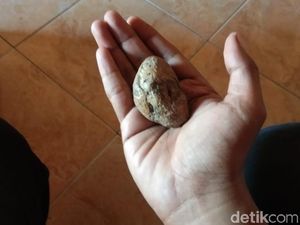 Ini Wujud Batu Petir Milik Dukun Cilik Ponari yang Ditemukan 11 Tahun Lalu Ini Wujud Batu Petir Milik Dukun Cilik Ponari yang Ditemukan 11 Tahun Lalu