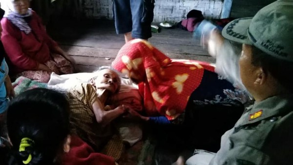 Ipah terbaring lemas di rumahnya setelah enam hari hilang di dalam hutan. (Foto: dok.Pjs Kades Campaka Mulya) Ipah terbaring lemas di rumahnya setelah enam hari hilang di dalam hutan. (Foto: dok.Pjs Kades Campaka Mulya)