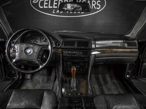 Ini Bahayanya Kebiasaan Menaruh Tangan di Atas Tuas Persneling Ini Bahayanya Kebiasaan Menaruh Tangan di Atas Tuas Persneling