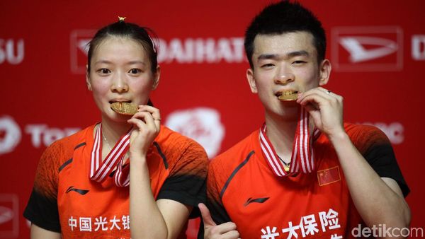 Zheng Siwei/Huang Yaqiong Juara Ganda Campuran Indonesia Masters