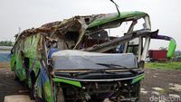Ngeri! Penampakan Bus Maut yang Ringsek Usai Terguling di Ciater