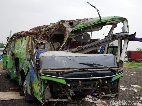 Ngeri! Penampakan Bus Maut yang Ringsek Usai Terguling di Ciater