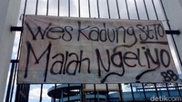 Tampak salah satu spanduk yang terpasang berisi kekecewaan kepada manajemen klub yang memecat Seto Nurdiantoro.