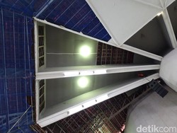 Plafon Gereja Maria Kusuma Karmel Ambrol, Ibadah Pindah ke Aula