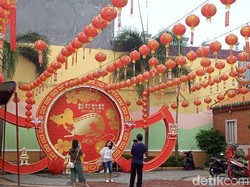 Sambut Imlek, Ratusan Lampion Hiasi Kelenteng See Hin Kiong Padang