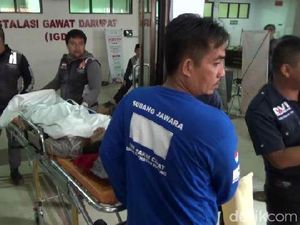 8 Jenazah Korban Bus Maut Ciater Subang Dibawa ke Depok 8 Jenazah Korban Bus Maut Ciater Subang Dibawa ke Depok