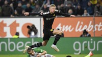 Ini aksi Erling Haaland ketika debut di Bundesliga bersama Dortmund di markas FC Augsburg pada 18 Januari 2020. Foto: Photo by THOMAS KIENZLE / AFP