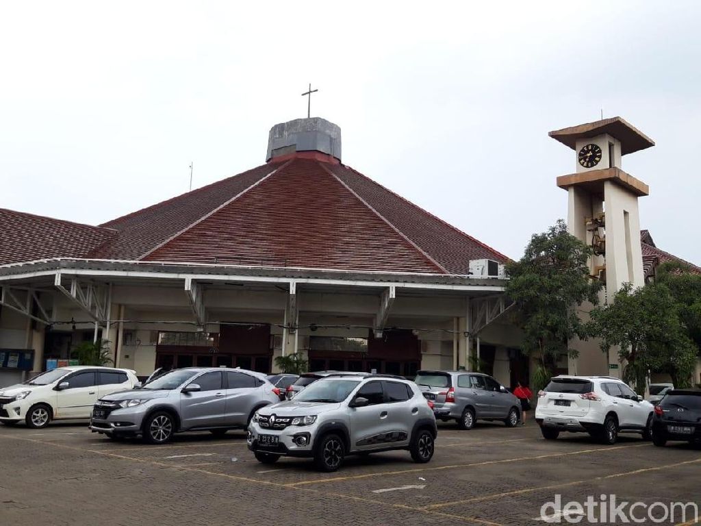 Plafon Gereja Maria Kusuma Karmel Jakbar Ambrol, 2 Jemaat Terluka Plafon Gereja Maria Kusuma Karmel Jakbar Ambrol, 2 Jemaat Terluka