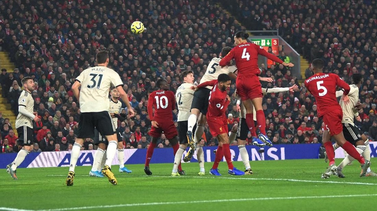 Virgil van Dijk mencetak gol di babak pertama Liverpool vs Man United (Foto: Photo by Michael Regan/Getty Images)