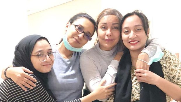 Kondisi Suami Membaik, Soraya Haque Setia Menemani di Rumah Sakit