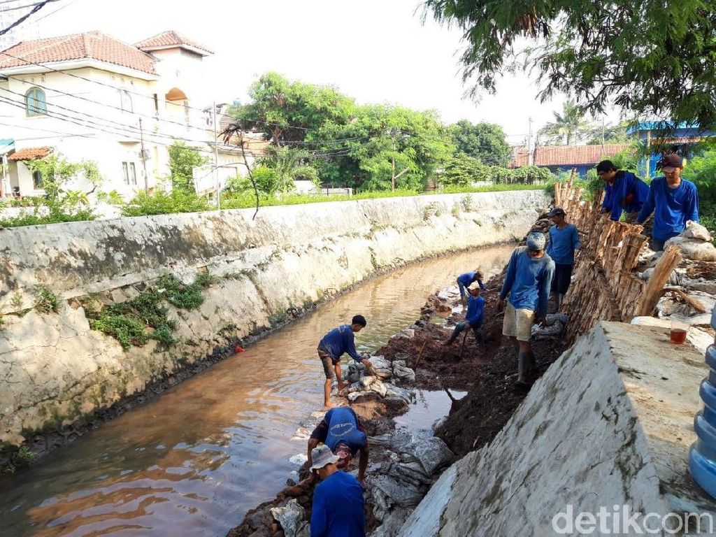 Pemprov DKI Perbaiki Tanggul di Kompleks TVRI yang Jebol Pemprov DKI Perbaiki Tanggul di Kompleks TVRI yang Jebol