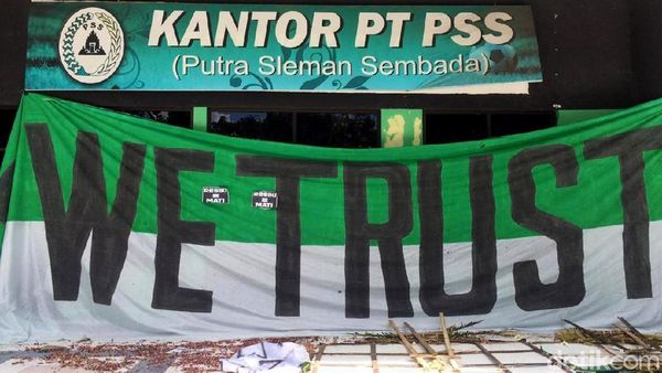 Penampakan Kantor PSS yang Dihiasi Aneka Spanduk Protes