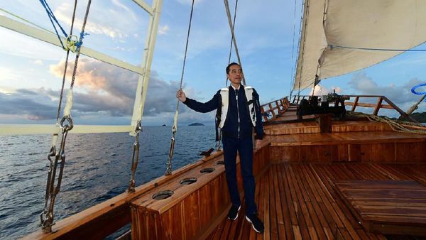 Gaya Jokowi Naik Kapal Pinisi di Labuan Bajo