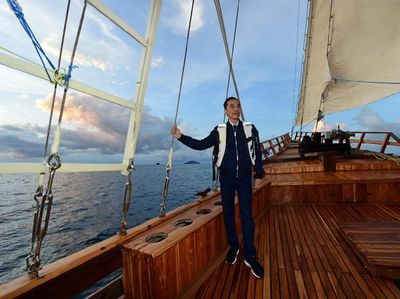 Gaya Jokowi Naik Kapal Pinisi di Labuan Bajo