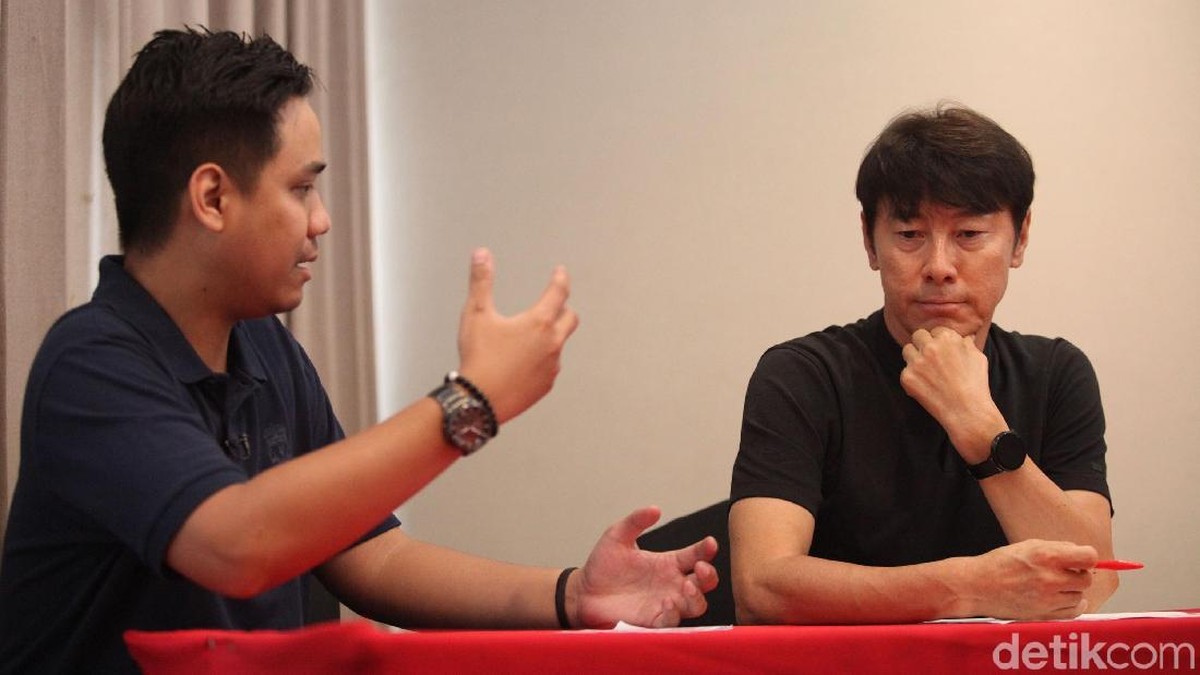 Shin Tae-yong (kanan) saat berbincang dengan detikSport. (Foto: Rifkianto Nugroho/detikcom)