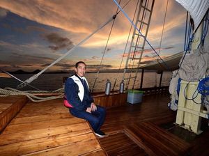 Foto: Gaya Presiden Jokowi Naik Kapal Wisata di Labuan Bajo