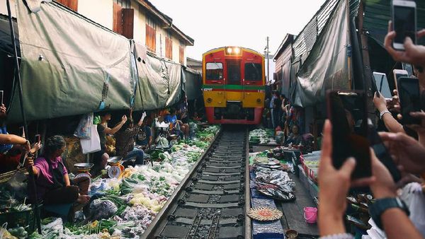 Unik! Ada Pasar Lapak Dagangnya di Tengah Rel Kereta