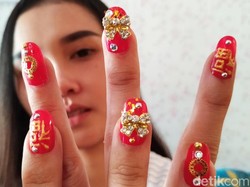 Hias Kuku Palsu Bernuansa Imlek di Blitar Naik 50 Persen