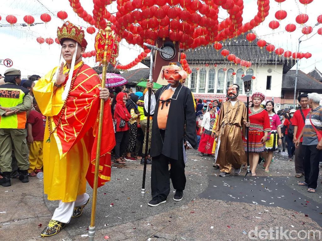 Potret Biksu Tong di Grebeg Sudiro Solo Potret Biksu Tong di Grebeg Sudiro Solo