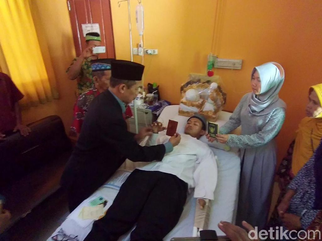 Mengharukan! Sepasang Kekasih Ini Menikah di Rumah Sakit Karena... Mengharukan! Sepasang Kekasih Ini Menikah di Rumah Sakit Karena...