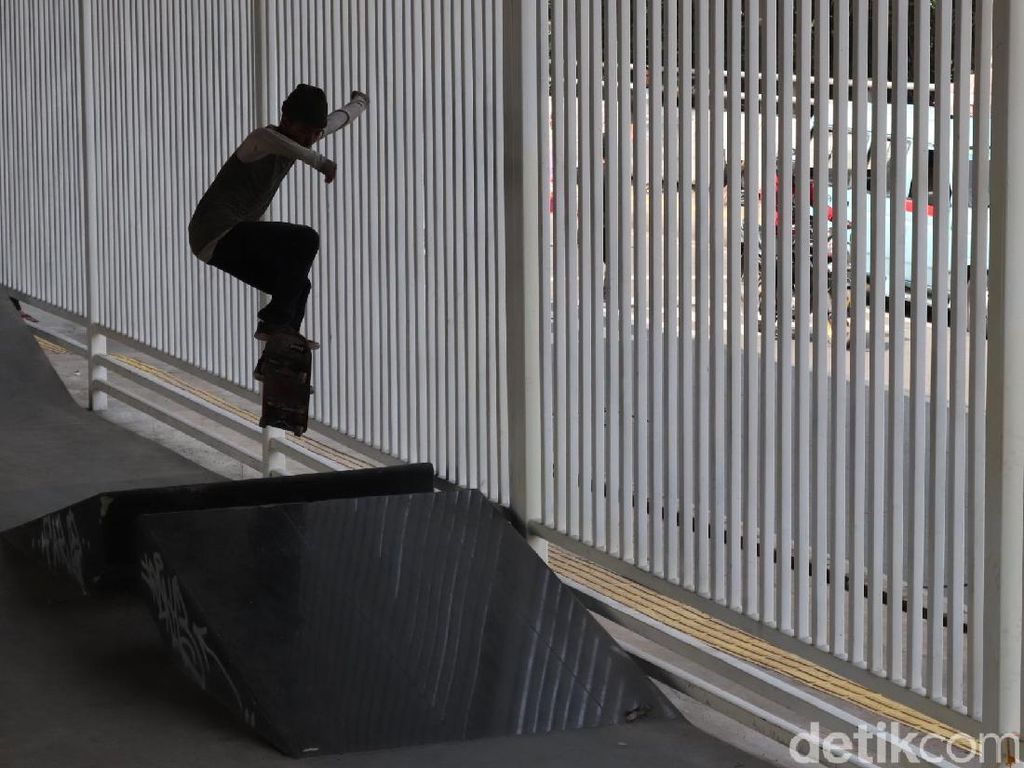Nongkrong Asyik Sambil Cari Keringat di Skate Park Kolong Pasar Rebo