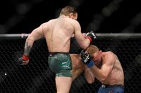 Conor yang menyerang Donald Cerrone di awal pertandingan (Steve Marcus/Getty Images)