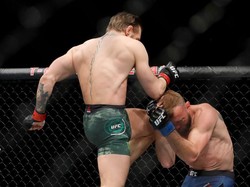 Hanya Butuh 40 Detik, McGregor Menang TKO atas Cerrone