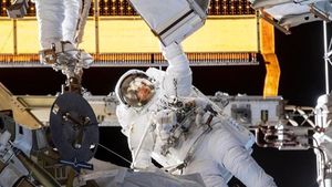 Aksi Berbahaya Astronaut Perempuan Berjalan di Luar Angkasa