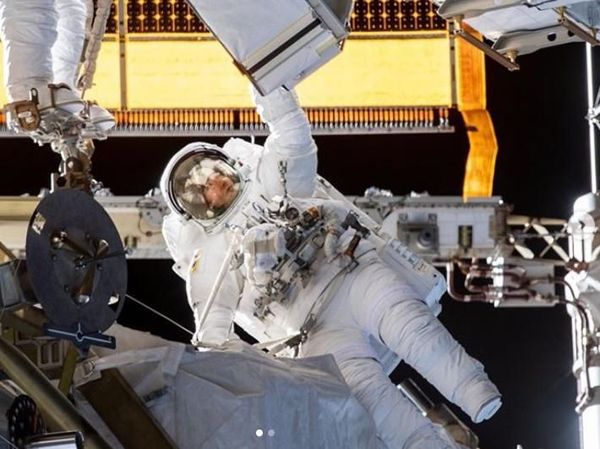 Aksi Berbahaya Astronaut Perempuan Berjalan di Luar Angkasa