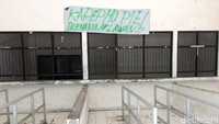 Salah satu spanduk yang menyatakan bahwa Slemania melawan.