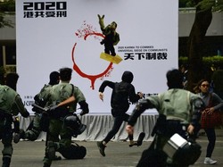 Bubarkan Demonstran Hong Kong, Polisi Tembakkan Gas Air Mata