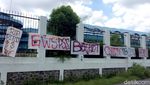 Penampakan Kantor PSS yang Dihiasi Aneka Spanduk Protes