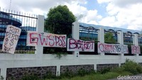 Spanduk tersebut nampak terpasang di sepanjang pagar Stadion Maguwaharjo.