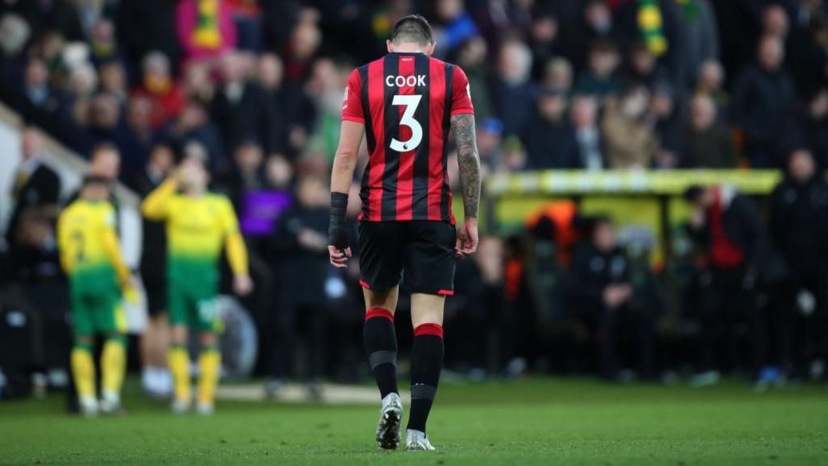 Bek Bournemouth, Steve Cook, diusir wasit dalam laga melawan Norwich City. (Foto: Marc Atkins/Getty Images)
