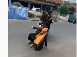 Bertiga Naik Motor, Boncenger Belakang Jatuh Terjungkal