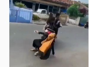 Bertiga Naik Motor, Boncenger Belakang Jatuh Terjungkal Bertiga Naik Motor, Boncenger Belakang Jatuh Terjungkal