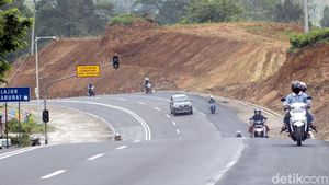 Melihat Pembangunan Jalur Penyelamat di Tanjakan Emen Subang