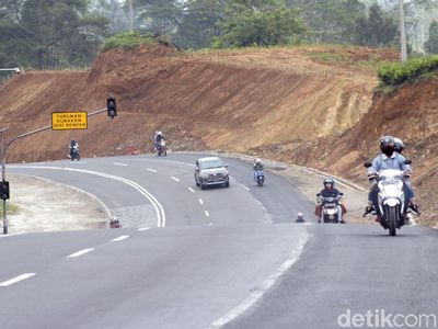 Melihat Pembangunan Jalur Penyelamat di Tanjakan Emen Subang