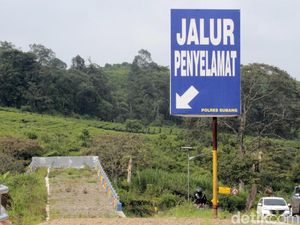 Duh, Ngawur Nih! Emak-emak Malah Foto-foto di Jalur Penyelamat Duh, Ngawur Nih! Emak-emak Malah Foto-foto di Jalur Penyelamat